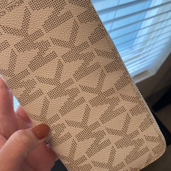 Michael Kors White and Gold Signature Wallet - Picture 6 of 6